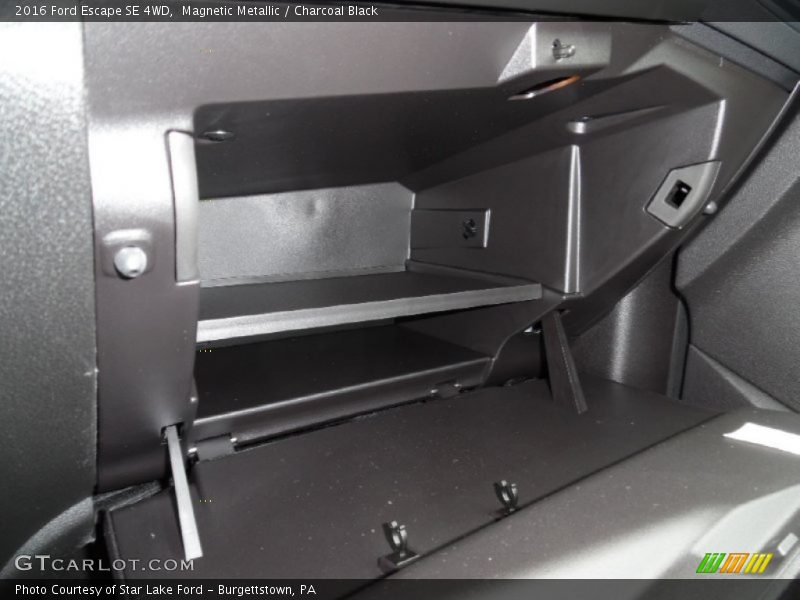 Magnetic Metallic / Charcoal Black 2016 Ford Escape SE 4WD
