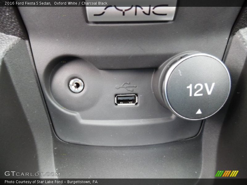Oxford White / Charcoal Black 2016 Ford Fiesta S Sedan