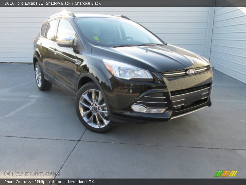 Front 3/4 View of 2016 Escape SE