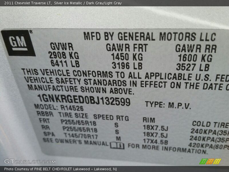 Silver Ice Metallic / Dark Gray/Light Gray 2011 Chevrolet Traverse LT