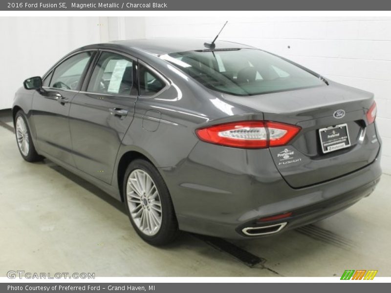 Magnetic Metallic / Charcoal Black 2016 Ford Fusion SE