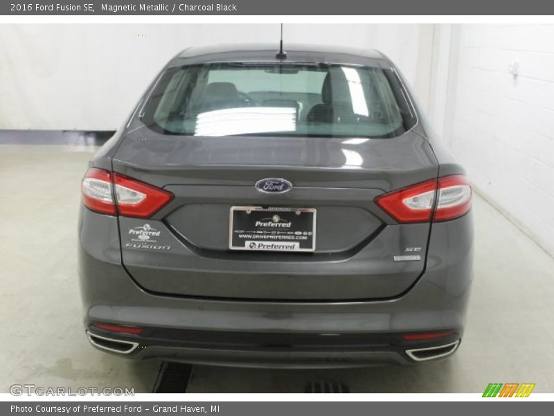 Magnetic Metallic / Charcoal Black 2016 Ford Fusion SE