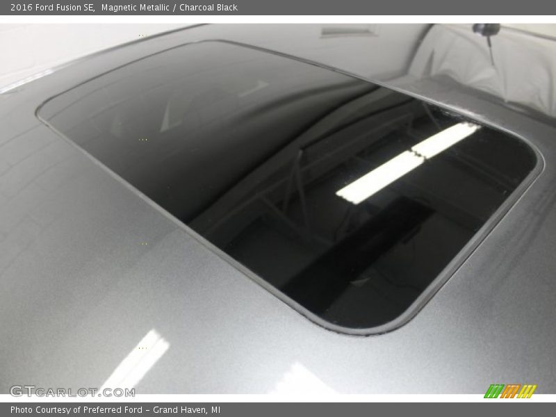 Magnetic Metallic / Charcoal Black 2016 Ford Fusion SE