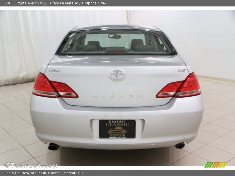 Titanium Metallic / Graphite Gray 2005 Toyota Avalon XLS