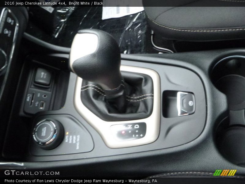 Bright White / Black 2016 Jeep Cherokee Latitude 4x4