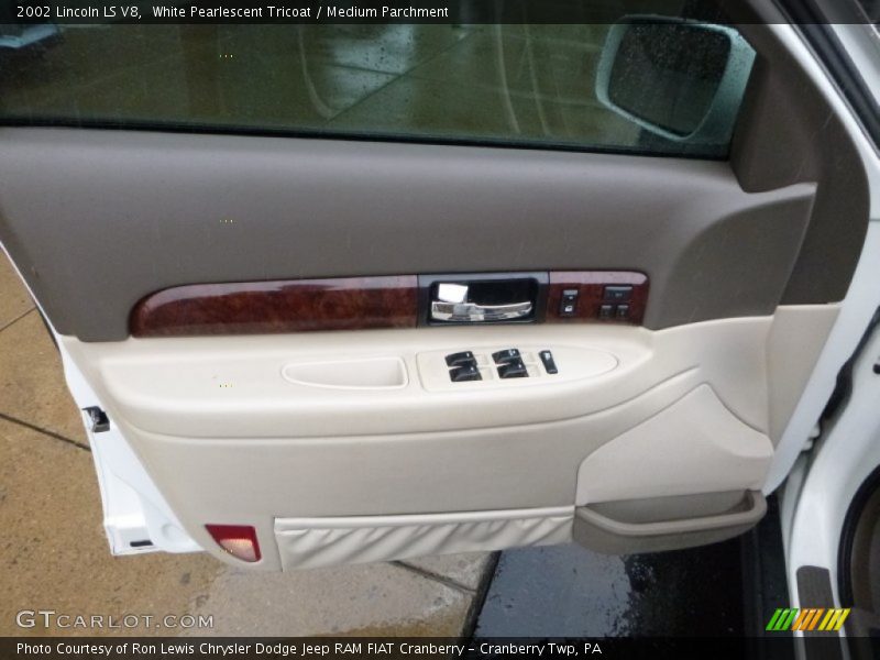 White Pearlescent Tricoat / Medium Parchment 2002 Lincoln LS V8