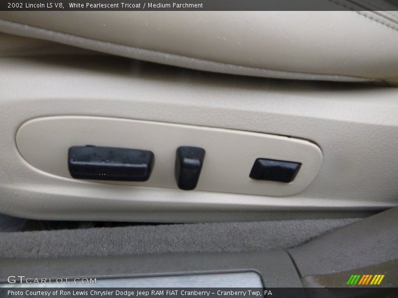 White Pearlescent Tricoat / Medium Parchment 2002 Lincoln LS V8