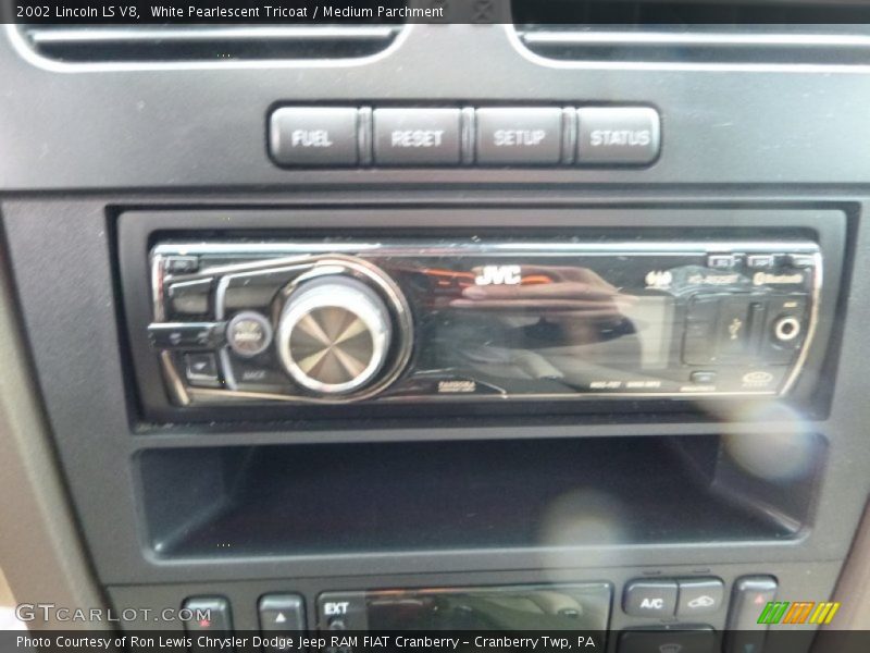 White Pearlescent Tricoat / Medium Parchment 2002 Lincoln LS V8