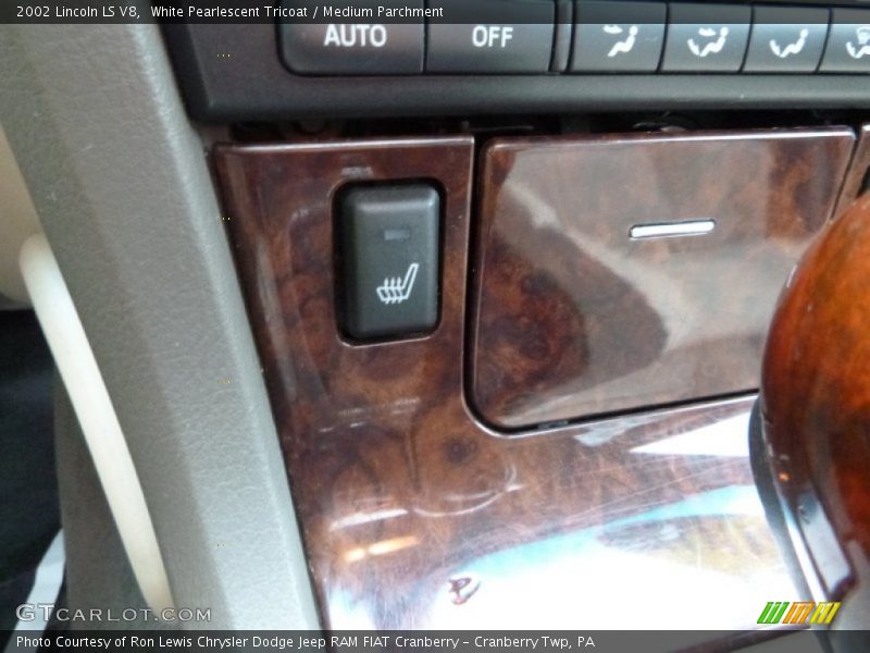 White Pearlescent Tricoat / Medium Parchment 2002 Lincoln LS V8