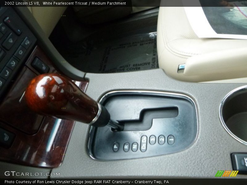 White Pearlescent Tricoat / Medium Parchment 2002 Lincoln LS V8