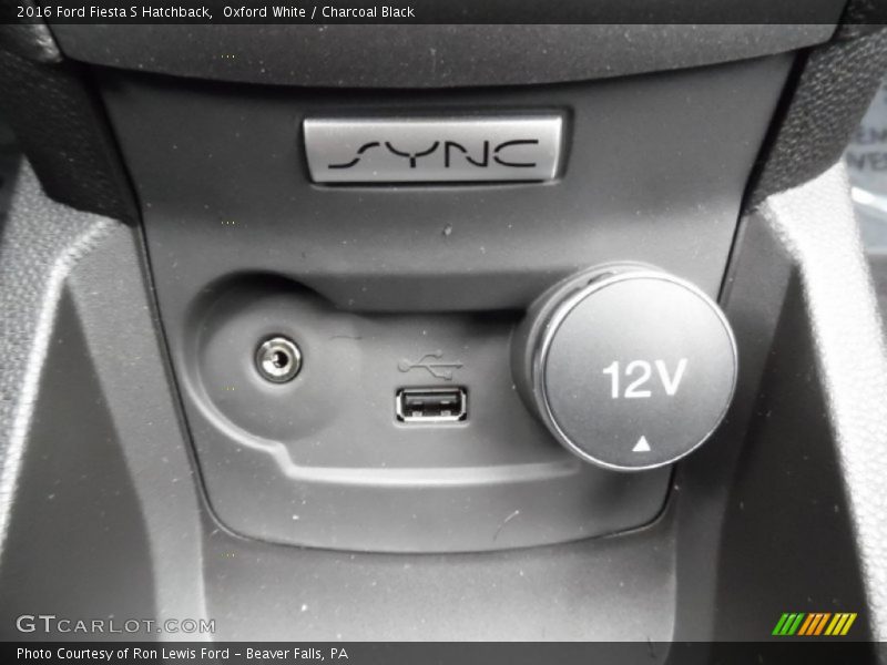 Oxford White / Charcoal Black 2016 Ford Fiesta S Hatchback
