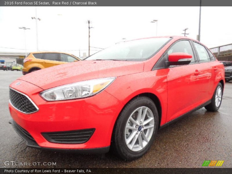 Front 3/4 View of 2016 Focus SE Sedan