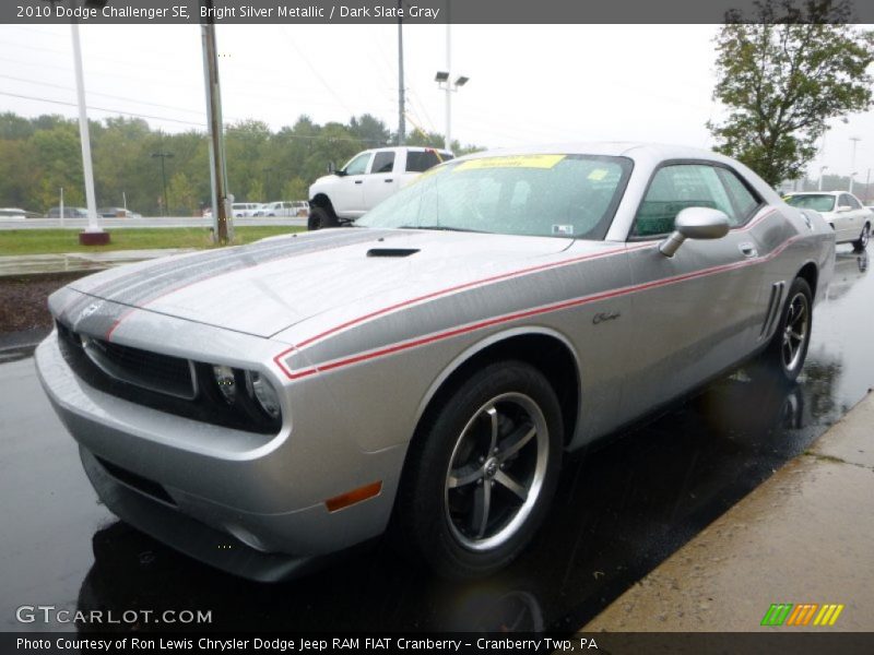 Front 3/4 View of 2010 Challenger SE