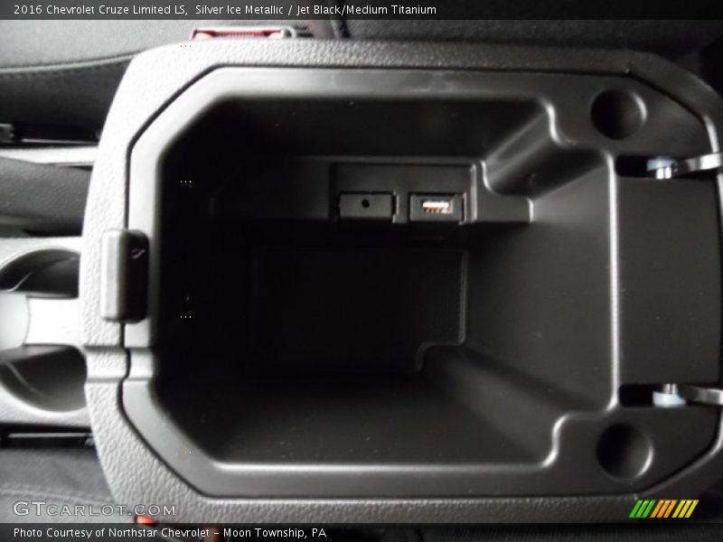Silver Ice Metallic / Jet Black/Medium Titanium 2016 Chevrolet Cruze Limited LS