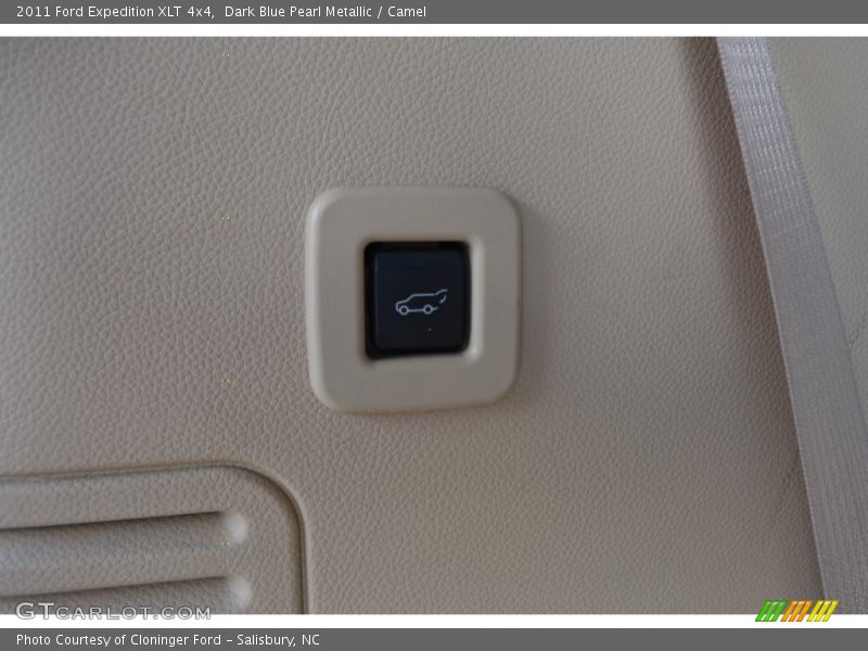 Dark Blue Pearl Metallic / Camel 2011 Ford Expedition XLT 4x4