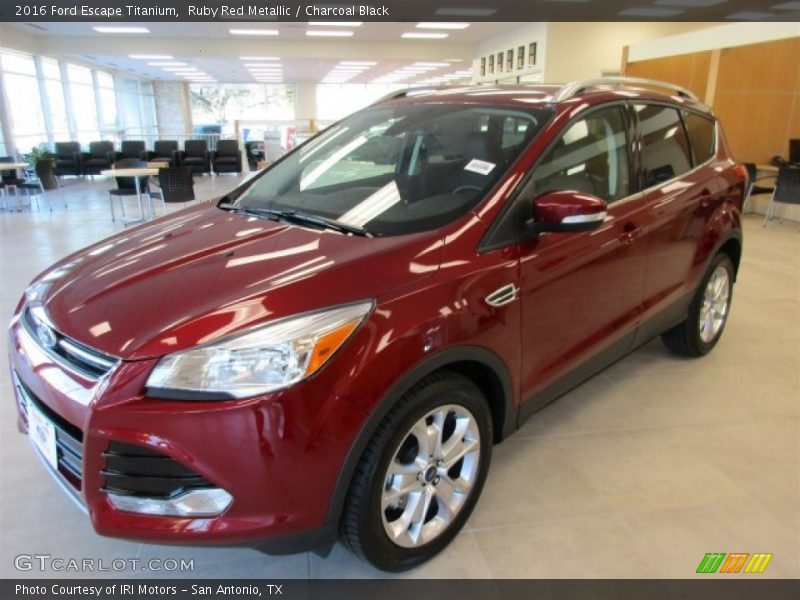 Front 3/4 View of 2016 Escape Titanium