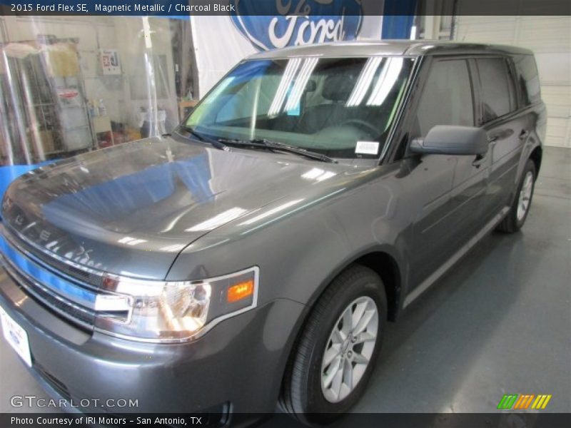 Magnetic Metallic / Charcoal Black 2015 Ford Flex SE