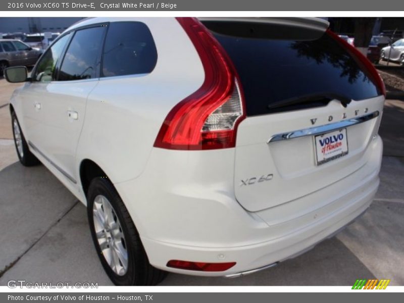 Crystal White Pearl / Beige 2016 Volvo XC60 T5 Drive-E
