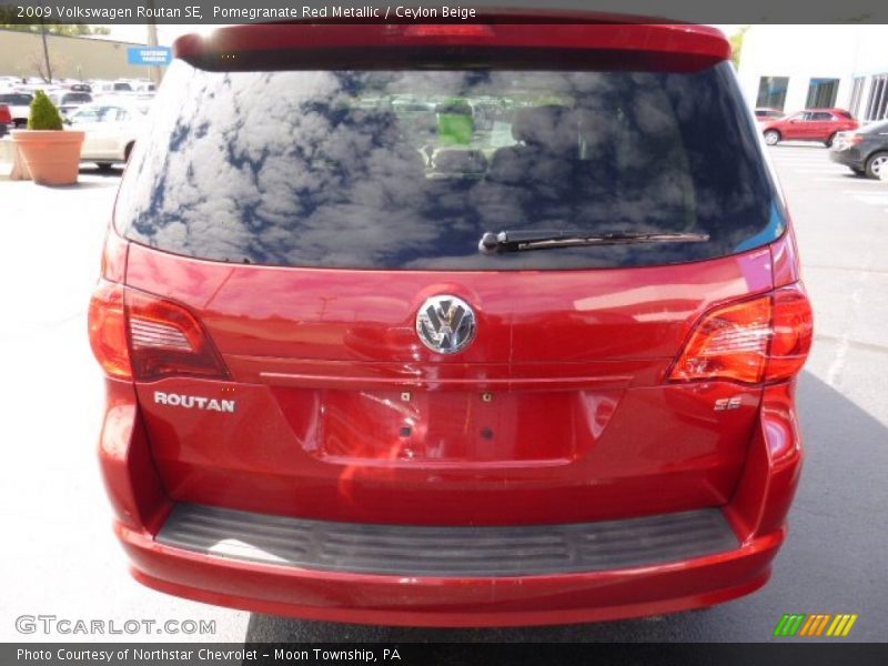 Pomegranate Red Metallic / Ceylon Beige 2009 Volkswagen Routan SE
