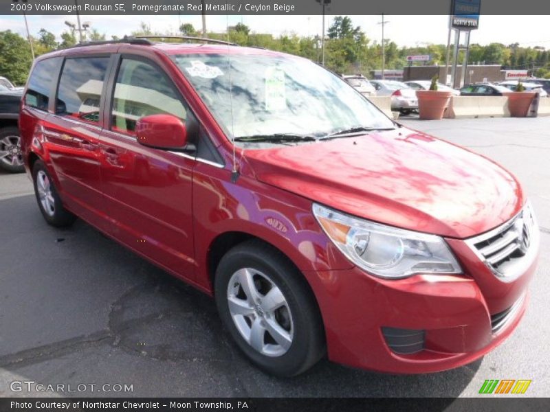 Front 3/4 View of 2009 Routan SE