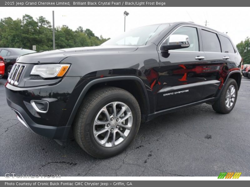 Front 3/4 View of 2015 Grand Cherokee Limited