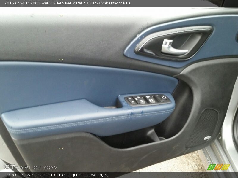 Door Panel of 2016 200 S AWD