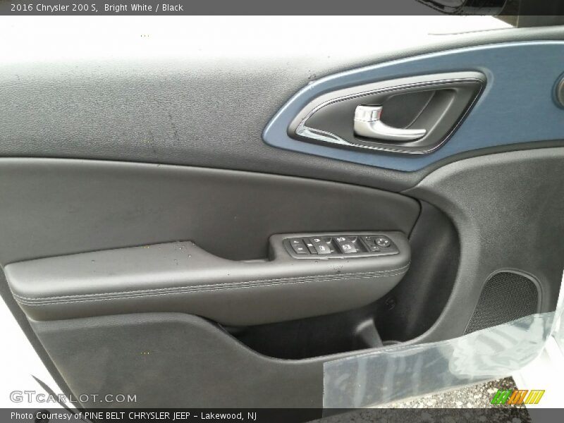 Bright White / Black 2016 Chrysler 200 S