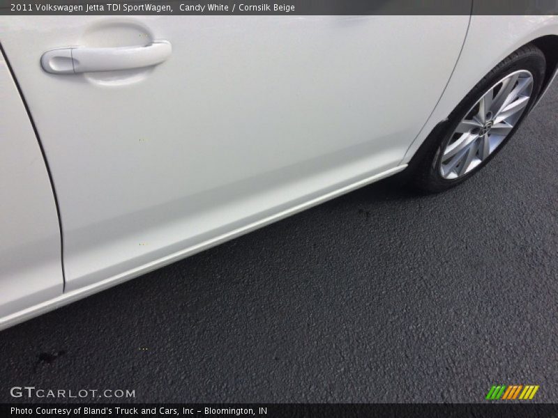 Candy White / Cornsilk Beige 2011 Volkswagen Jetta TDI SportWagen