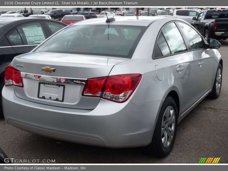 Silver Ice Metallic / Jet Black/Medium Titanium 2016 Chevrolet Cruze Limited LS