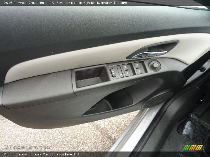Silver Ice Metallic / Jet Black/Medium Titanium 2016 Chevrolet Cruze Limited LS