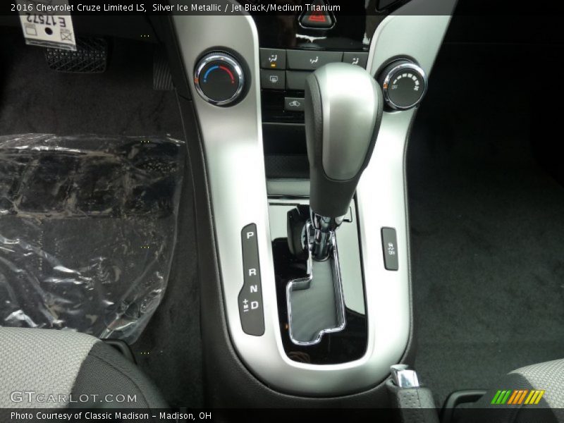 Silver Ice Metallic / Jet Black/Medium Titanium 2016 Chevrolet Cruze Limited LS