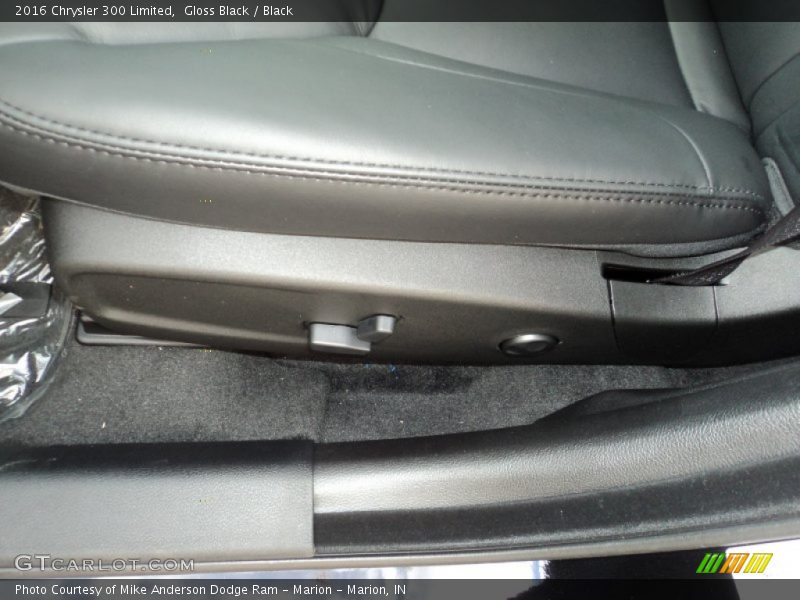 Gloss Black / Black 2016 Chrysler 300 Limited