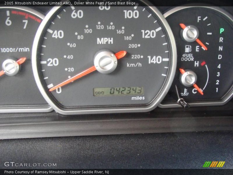 Dover White Pearl / Sand Blast Beige 2005 Mitsubishi Endeavor Limited AWD