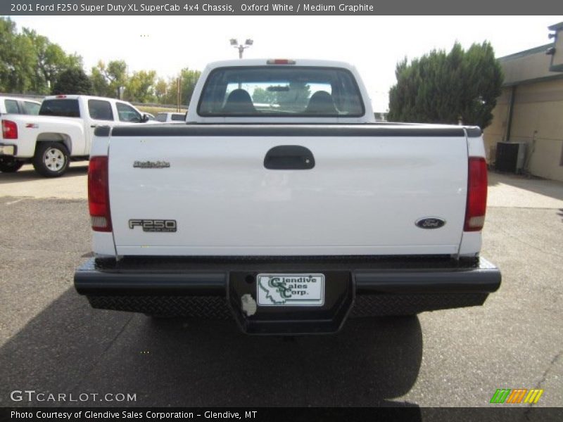 Oxford White / Medium Graphite 2001 Ford F250 Super Duty XL SuperCab 4x4 Chassis