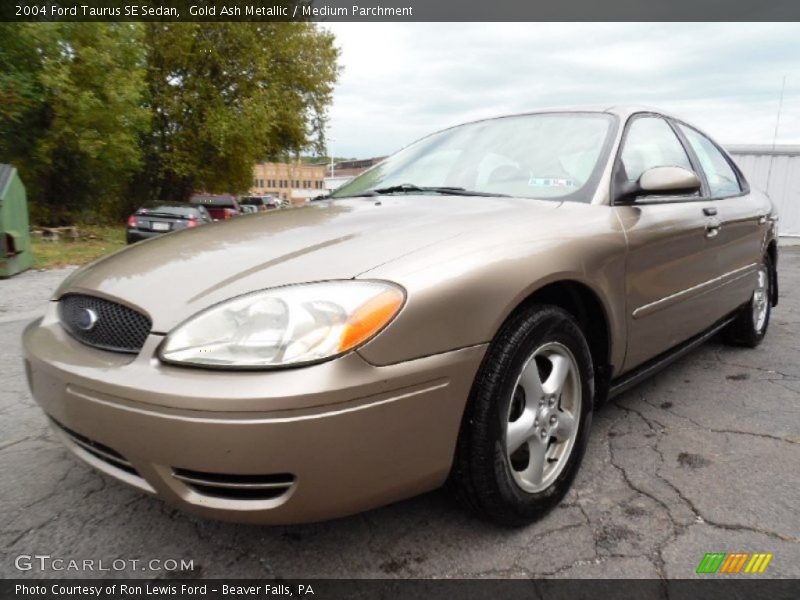 Front 3/4 View of 2004 Taurus SE Sedan
