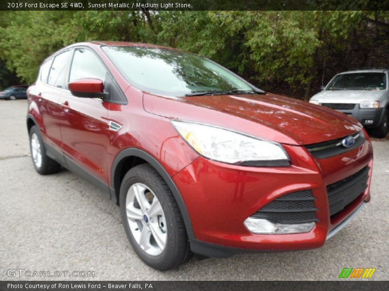 Front 3/4 View of 2016 Escape SE 4WD