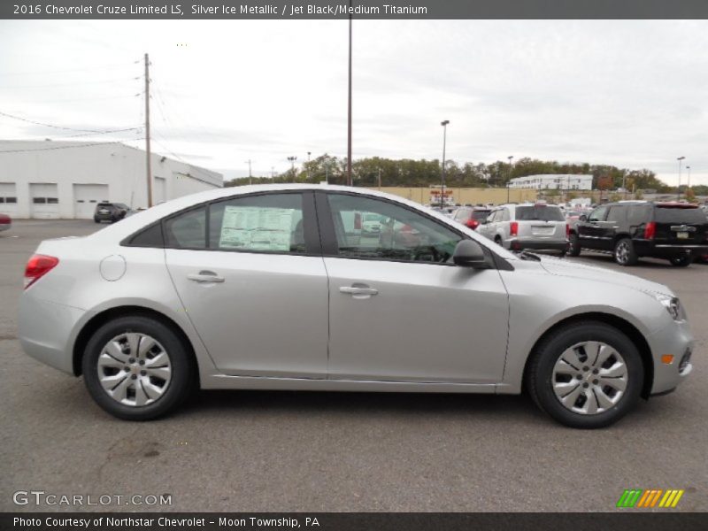 Silver Ice Metallic / Jet Black/Medium Titanium 2016 Chevrolet Cruze Limited LS