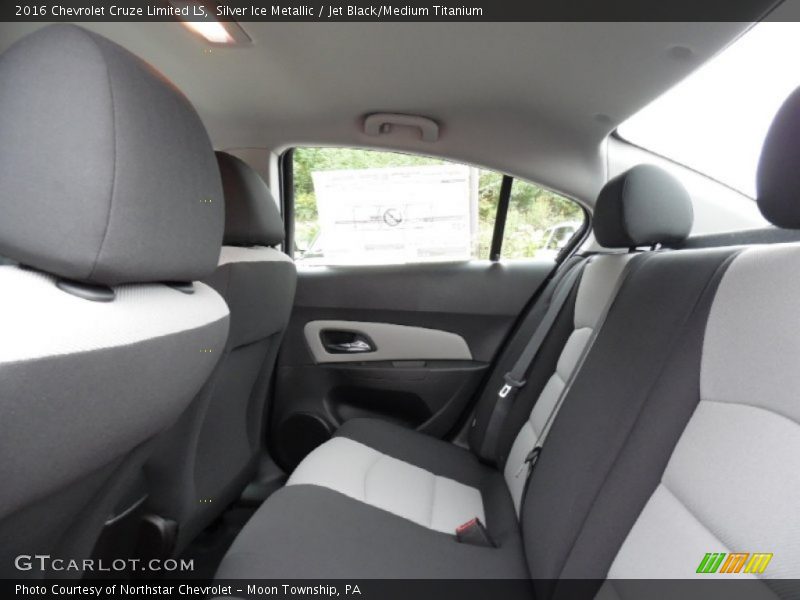 Silver Ice Metallic / Jet Black/Medium Titanium 2016 Chevrolet Cruze Limited LS