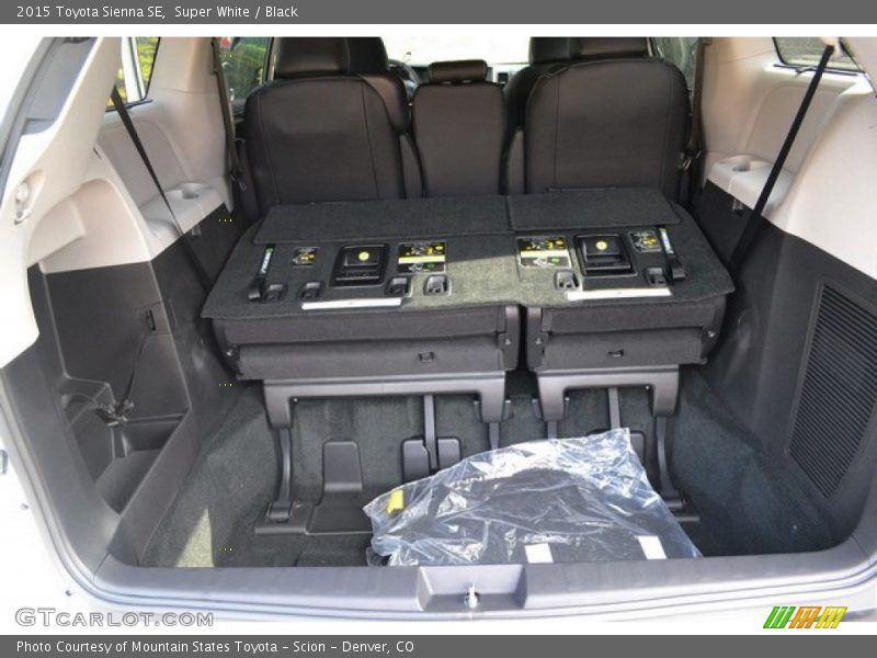 Super White / Black 2015 Toyota Sienna SE