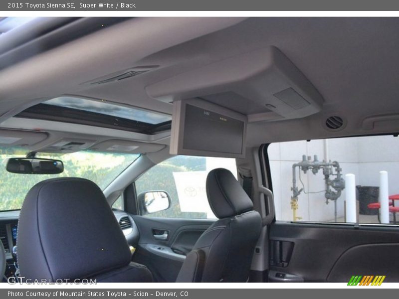 Super White / Black 2015 Toyota Sienna SE