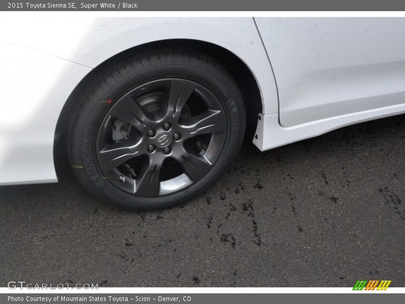 Super White / Black 2015 Toyota Sienna SE