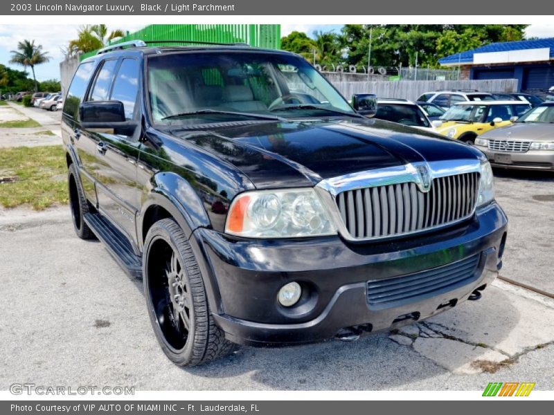 Front 3/4 View of 2003 Navigator Luxury