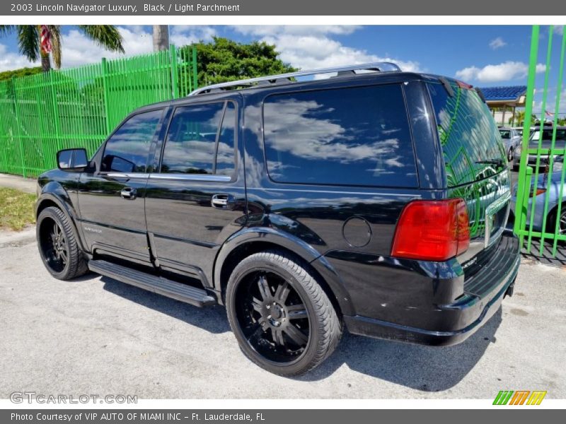 Black / Light Parchment 2003 Lincoln Navigator Luxury