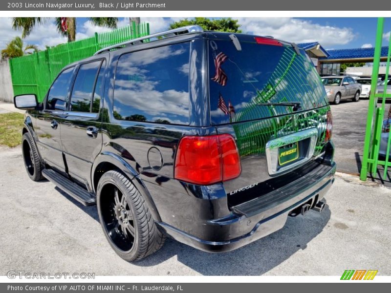 Black / Light Parchment 2003 Lincoln Navigator Luxury