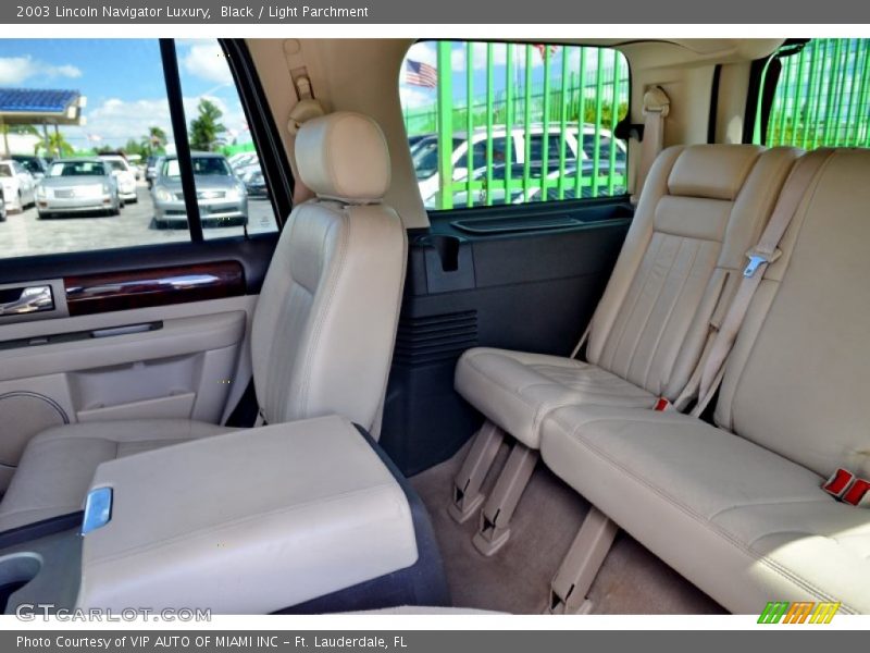 Black / Light Parchment 2003 Lincoln Navigator Luxury