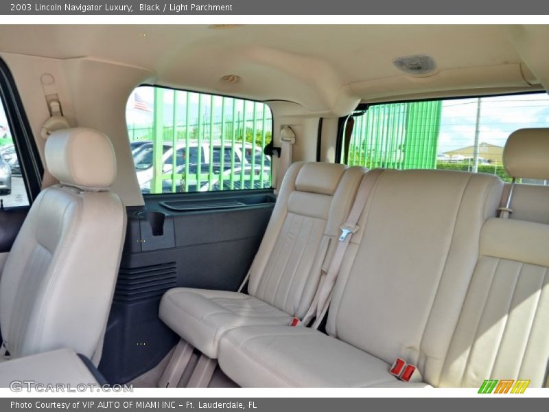 Black / Light Parchment 2003 Lincoln Navigator Luxury