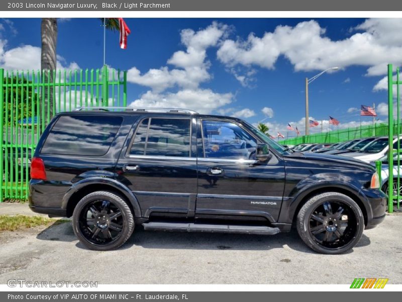 Black / Light Parchment 2003 Lincoln Navigator Luxury