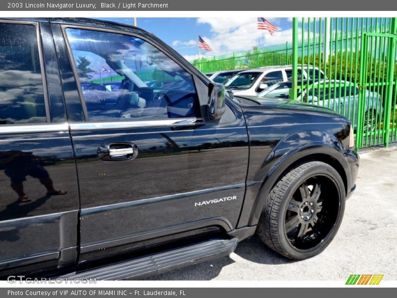 Black / Light Parchment 2003 Lincoln Navigator Luxury