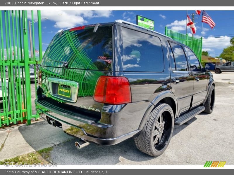 Black / Light Parchment 2003 Lincoln Navigator Luxury