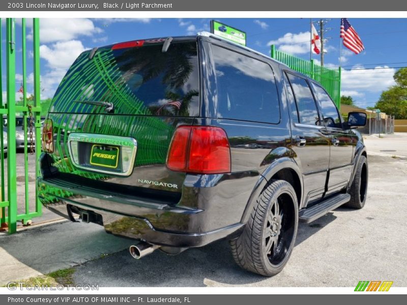 Black / Light Parchment 2003 Lincoln Navigator Luxury